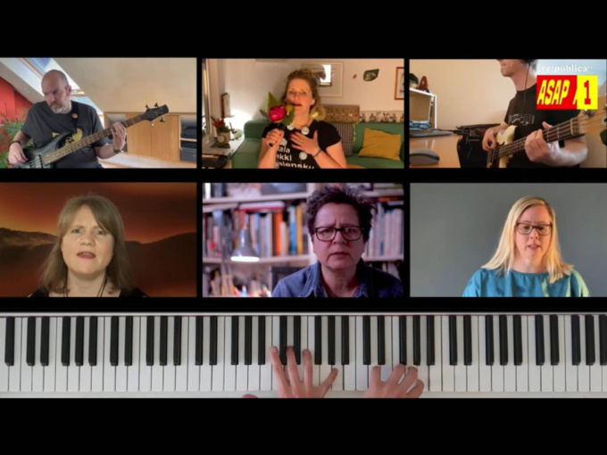 Ein Screenhot einer Videokonferenz mit mehreren musizierenden Menschen