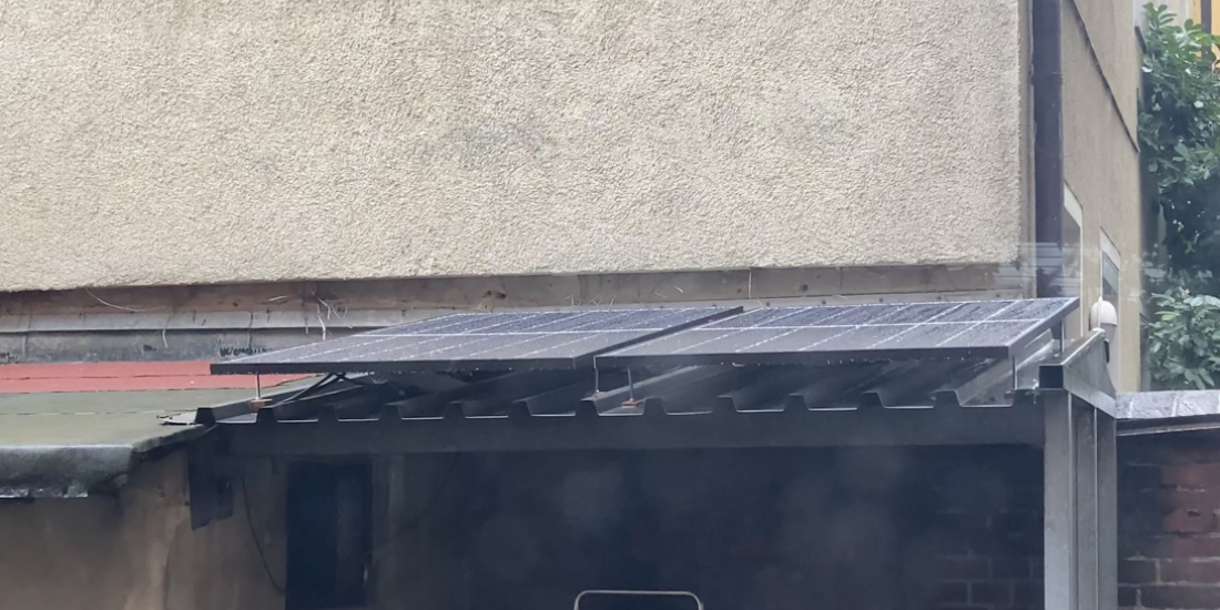 Zwei Solarpanele auf einem Flachdach