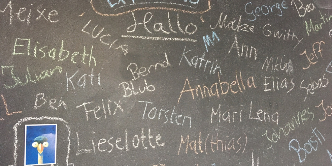 Julian schrieb die Avatar-Namen der Ausstellungsgäste an die Tafel.
