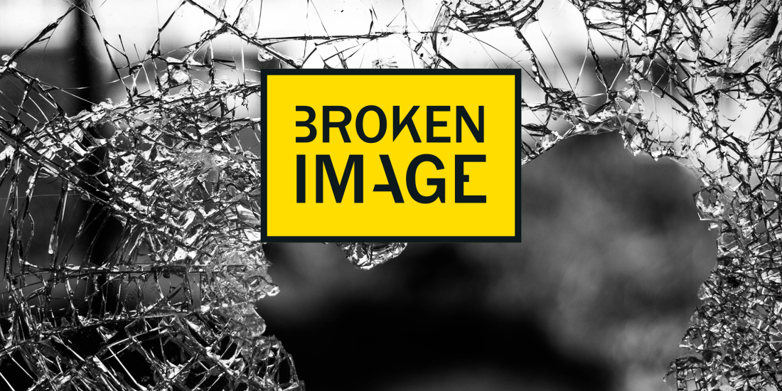 Fotografie einer zersplitterten Glasscheibe, darauf Logo: Broken Image