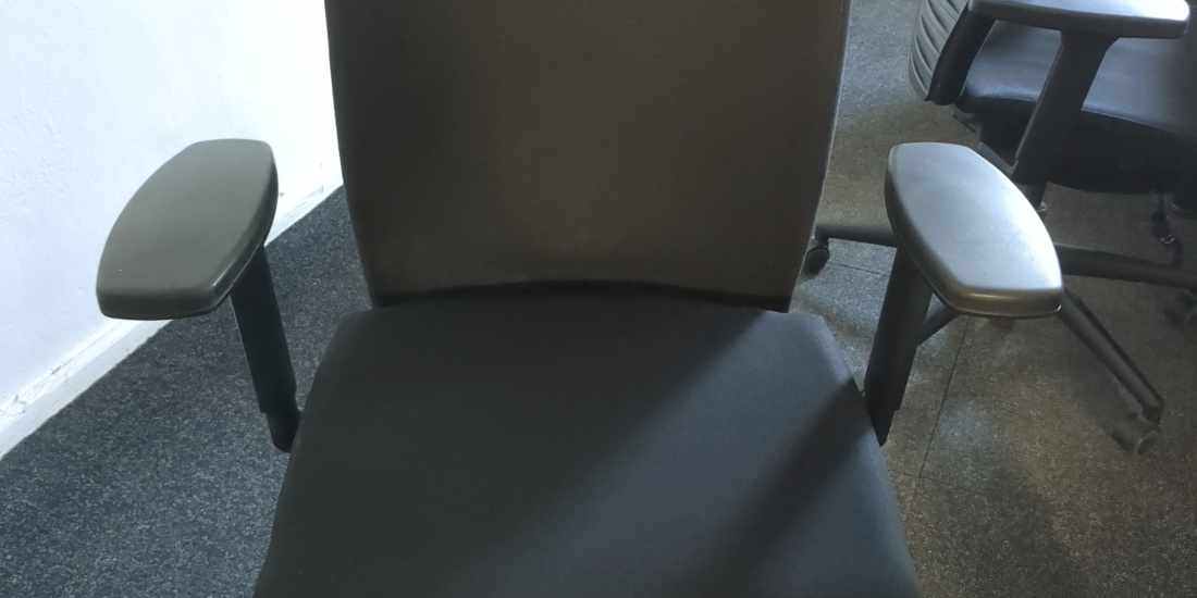 Sitzfläche mit neuem Stoff bezogen
