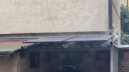 Zwei Solarpanele auf einem Flachdach