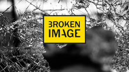 Fotografie einer zersplitterten Glasscheibe, darauf Logo: Broken Image