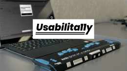 Laptop mit Braille-Tastatur, davor: Logo Usabilita11y